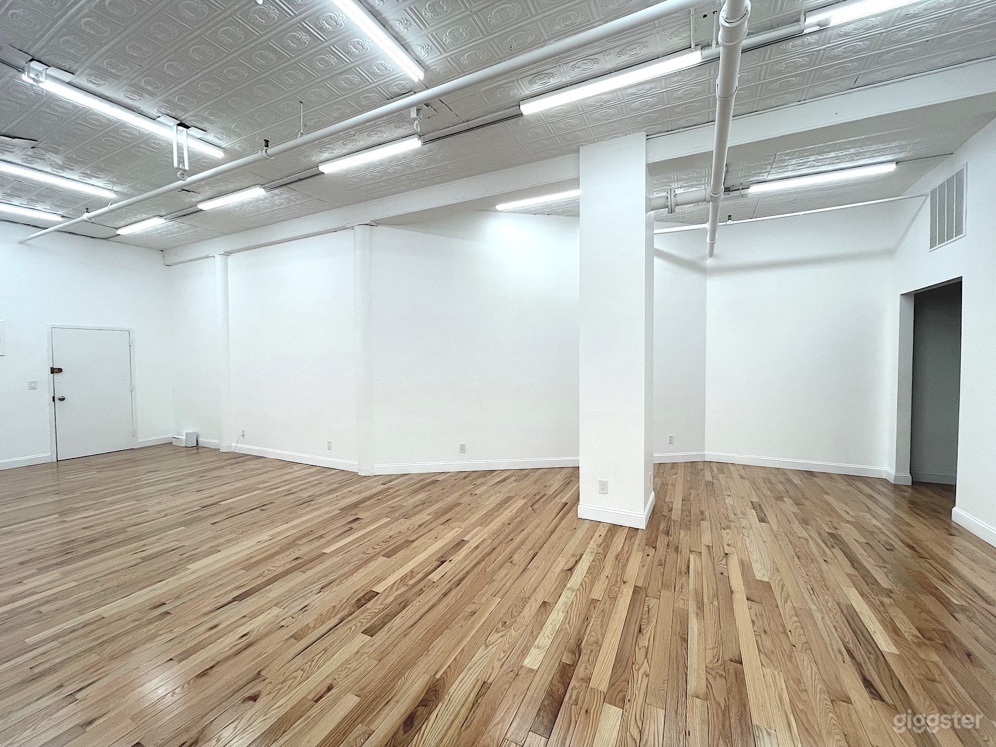 Ready-to-use gallery space near Union Square Photo 4