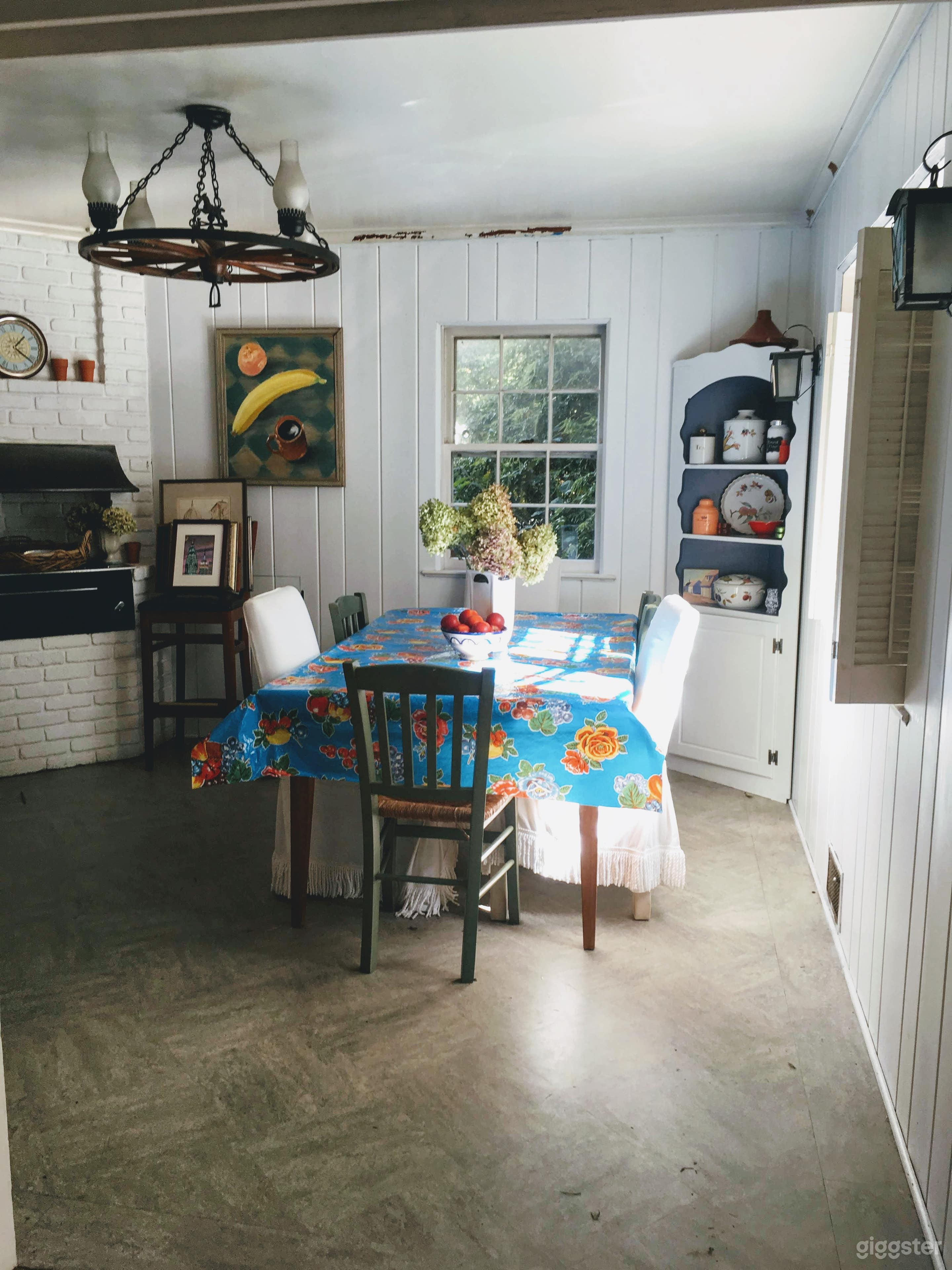 Dining room (EIK) w. indoor grill(!) and cupboard, shiplap walls, natural light and work lights.
