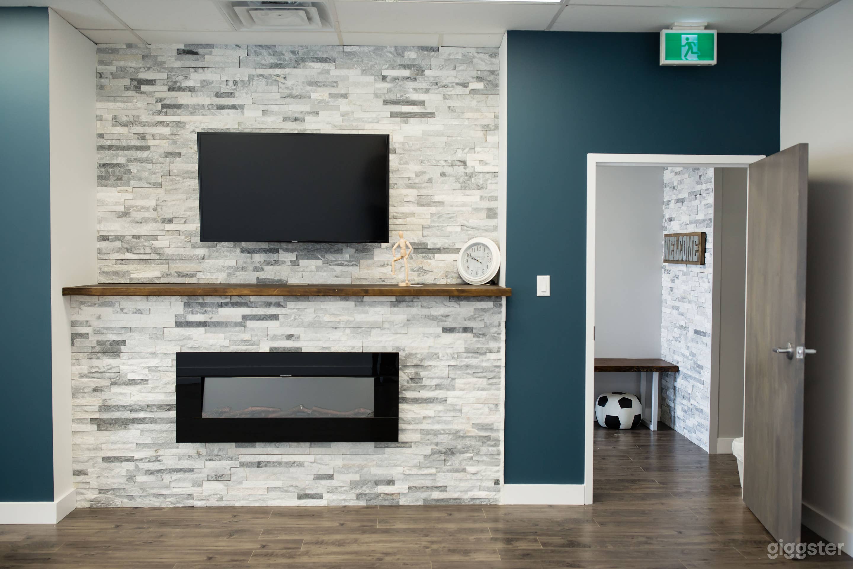 Bright Modern Studio Space Photo 3