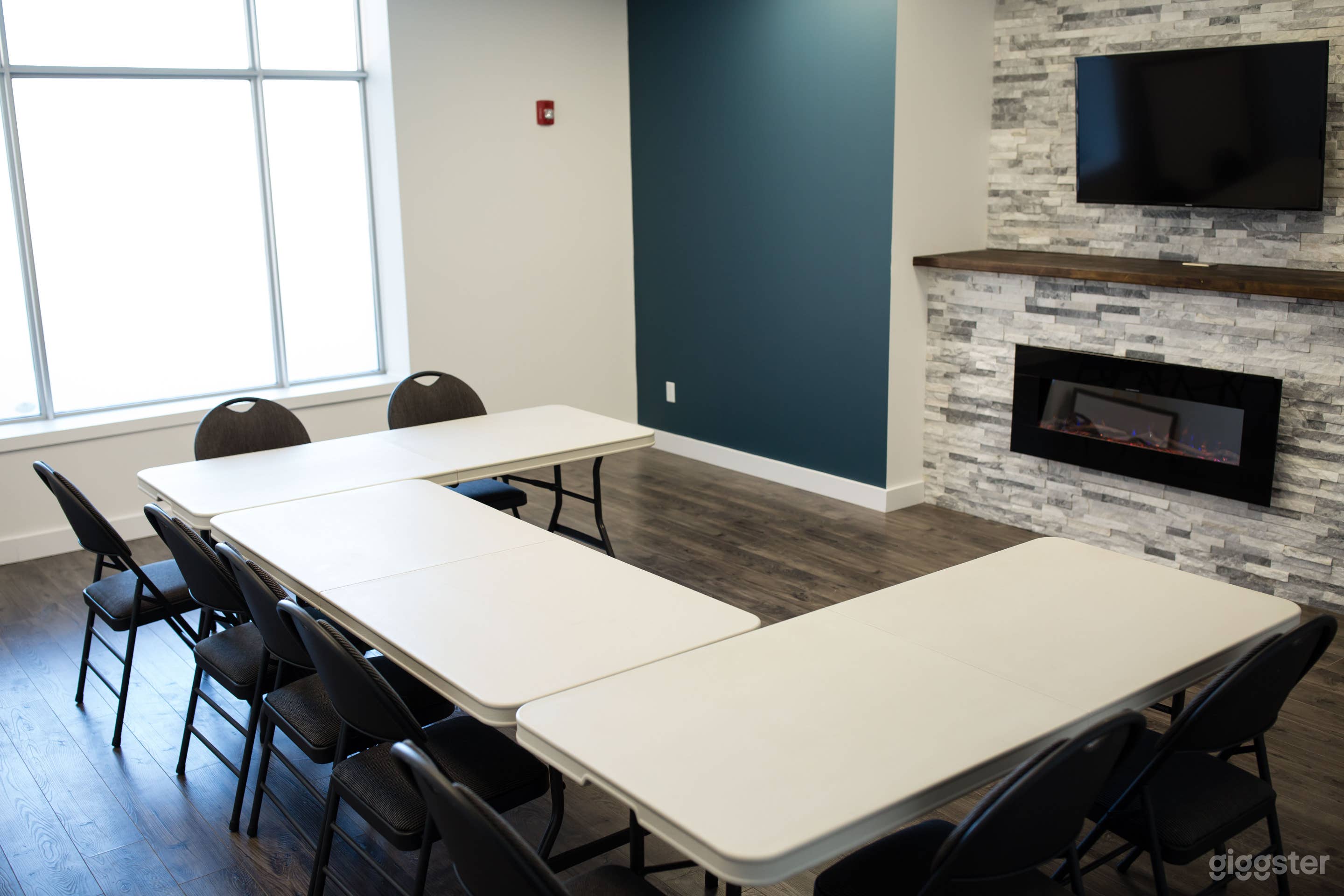 Bright Modern Studio Space Photo 4