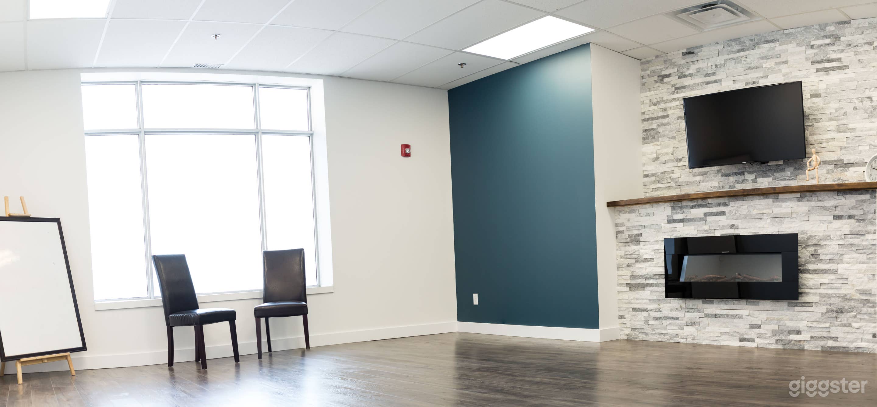 Bright Modern Studio Space Photo 1