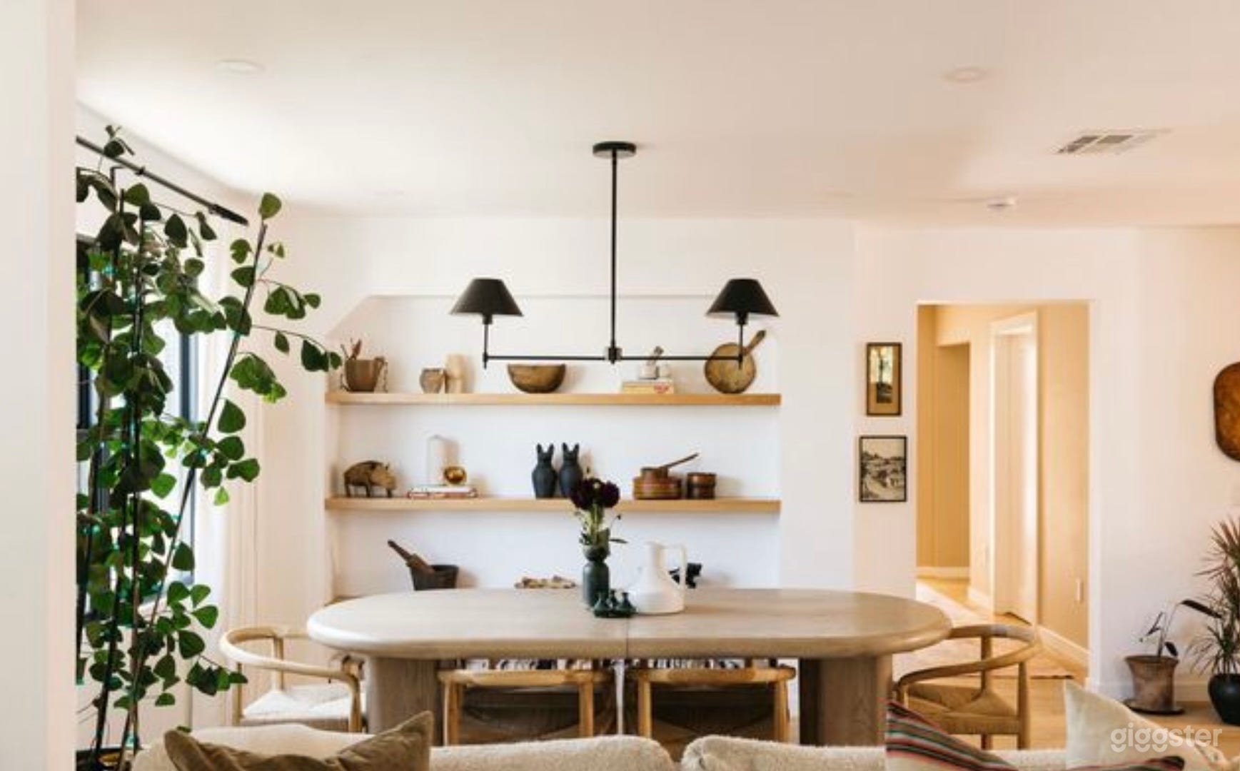 Decorator's Oasis in Prime LA Location  Photo 3