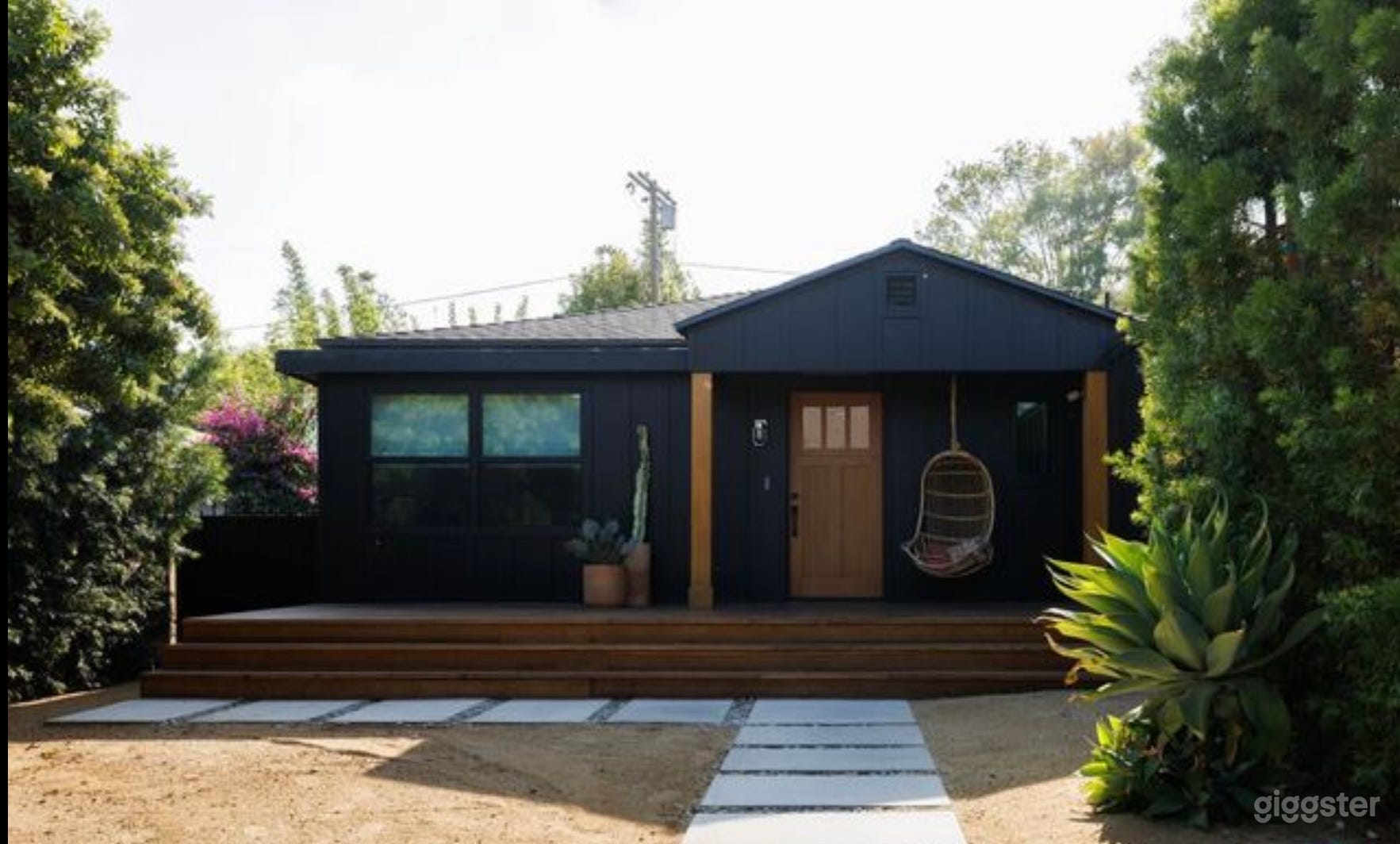 Decorator's Oasis in Prime LA Location  Photo 2