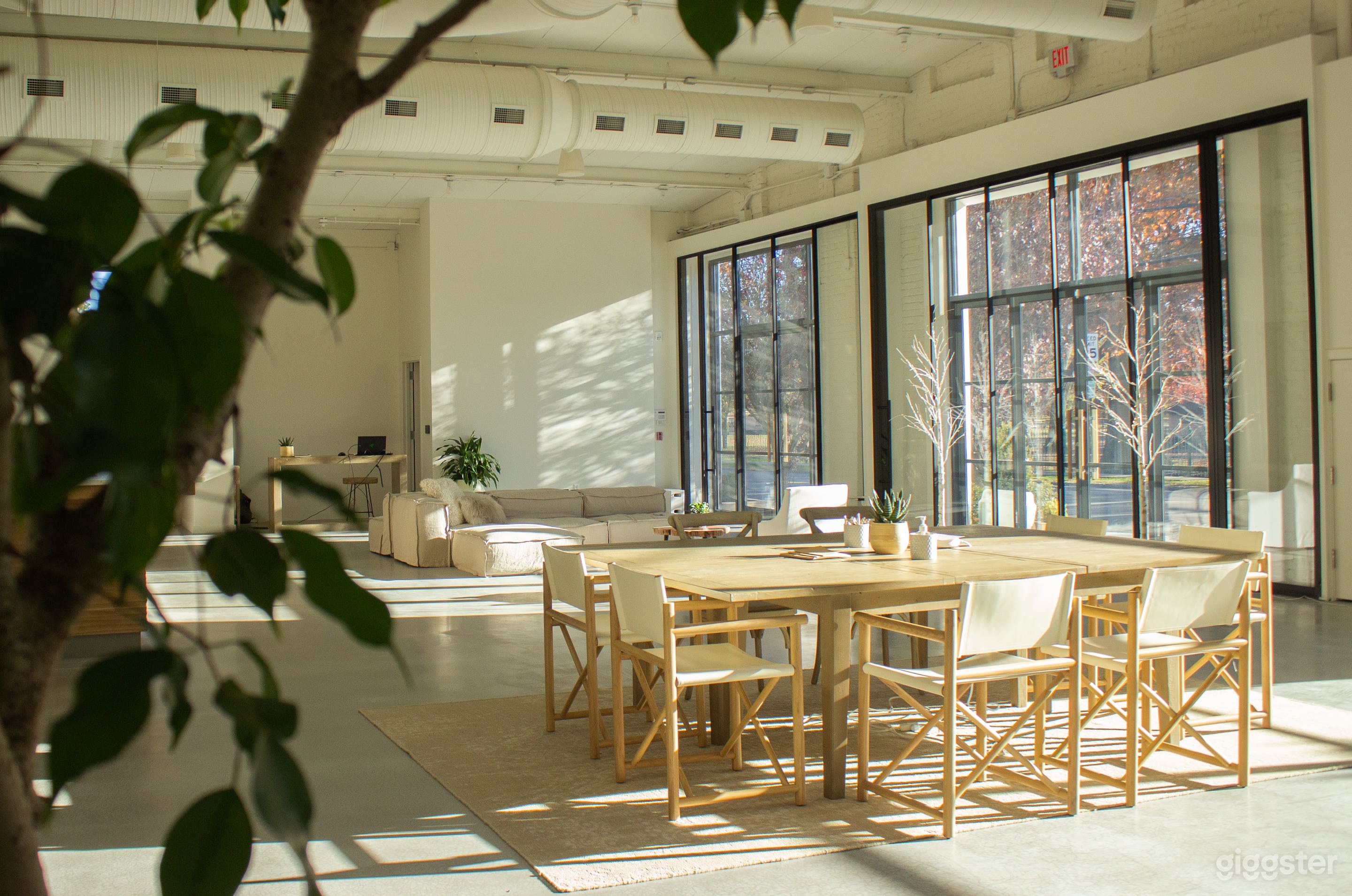 THE GREAT ROOM
• Custom catering bar with ice machine, refrigeration, and dishwasher
• 100 sq ft. flat panel LED video wall with live streaming capabilities
• Dedicated 200 Amp Cam-lok system
• Double sound-proof doors and windows
• Natural light from skyl