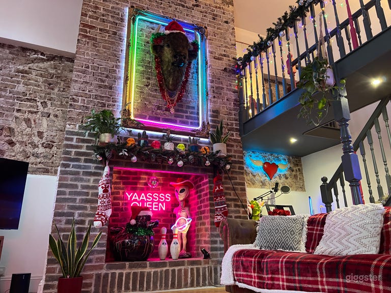  Neon Jungle - Warehouse Style Apartment 