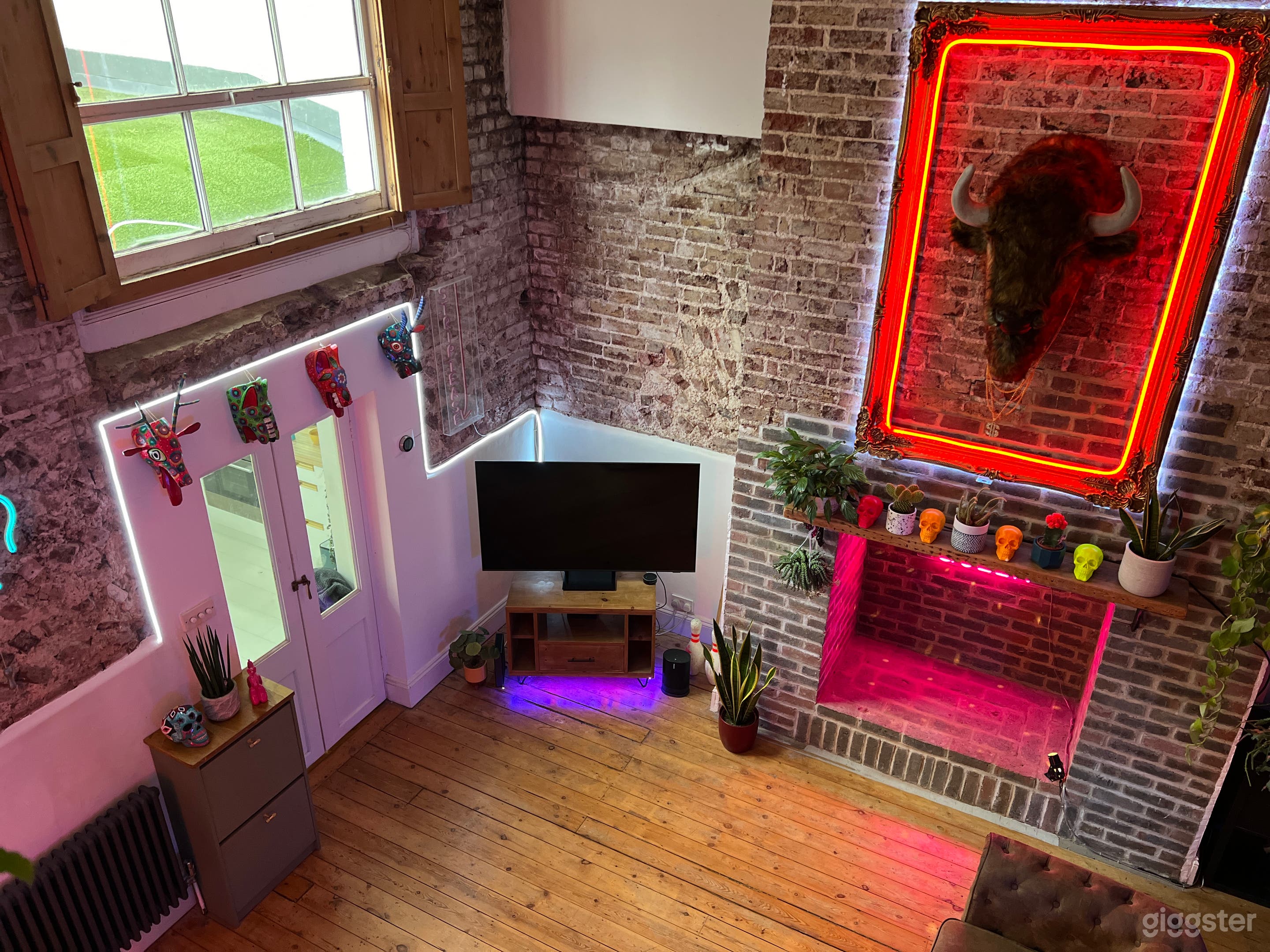 Neon Jungle - Warehouse Style Apartment Photo 3