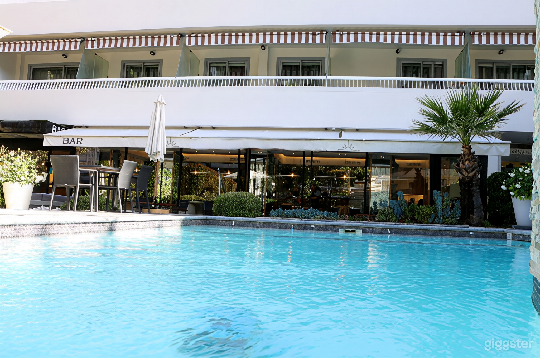 Photo de Hotel pool and garden lounge 2