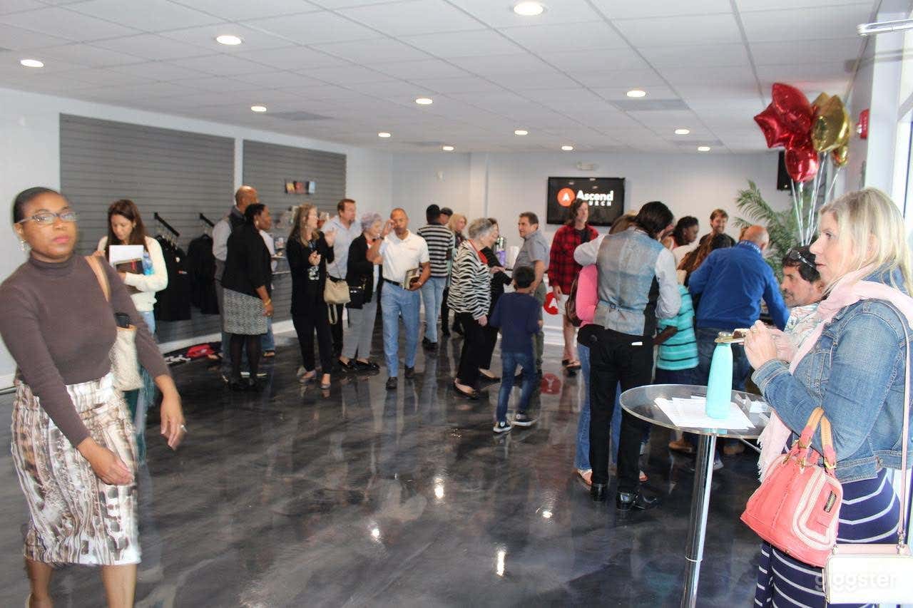 Large Lobby Area with Open Space Photo 4