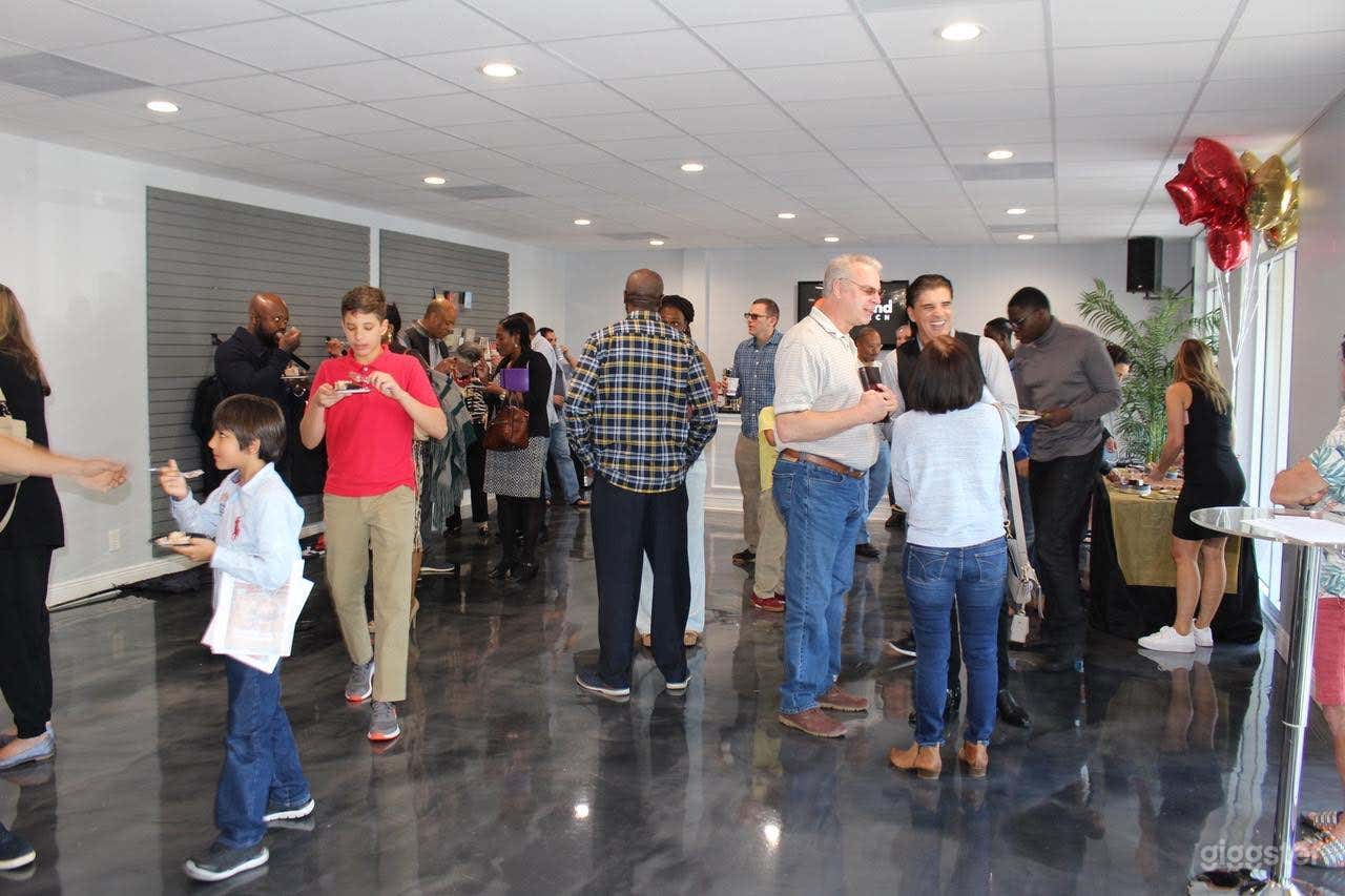 Large Lobby Area with Open Space Photo 2