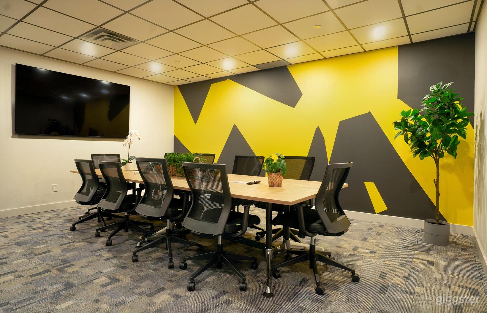 Modern Coworking Space with Meeting Rooms & City Views Photo 4