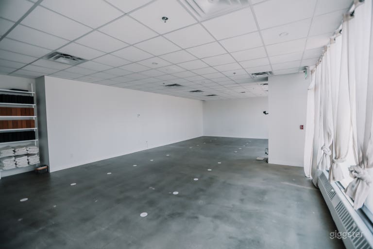  A blank canvas for photographers, videographers, and content creators seeking a bright and neutral backdrop. 