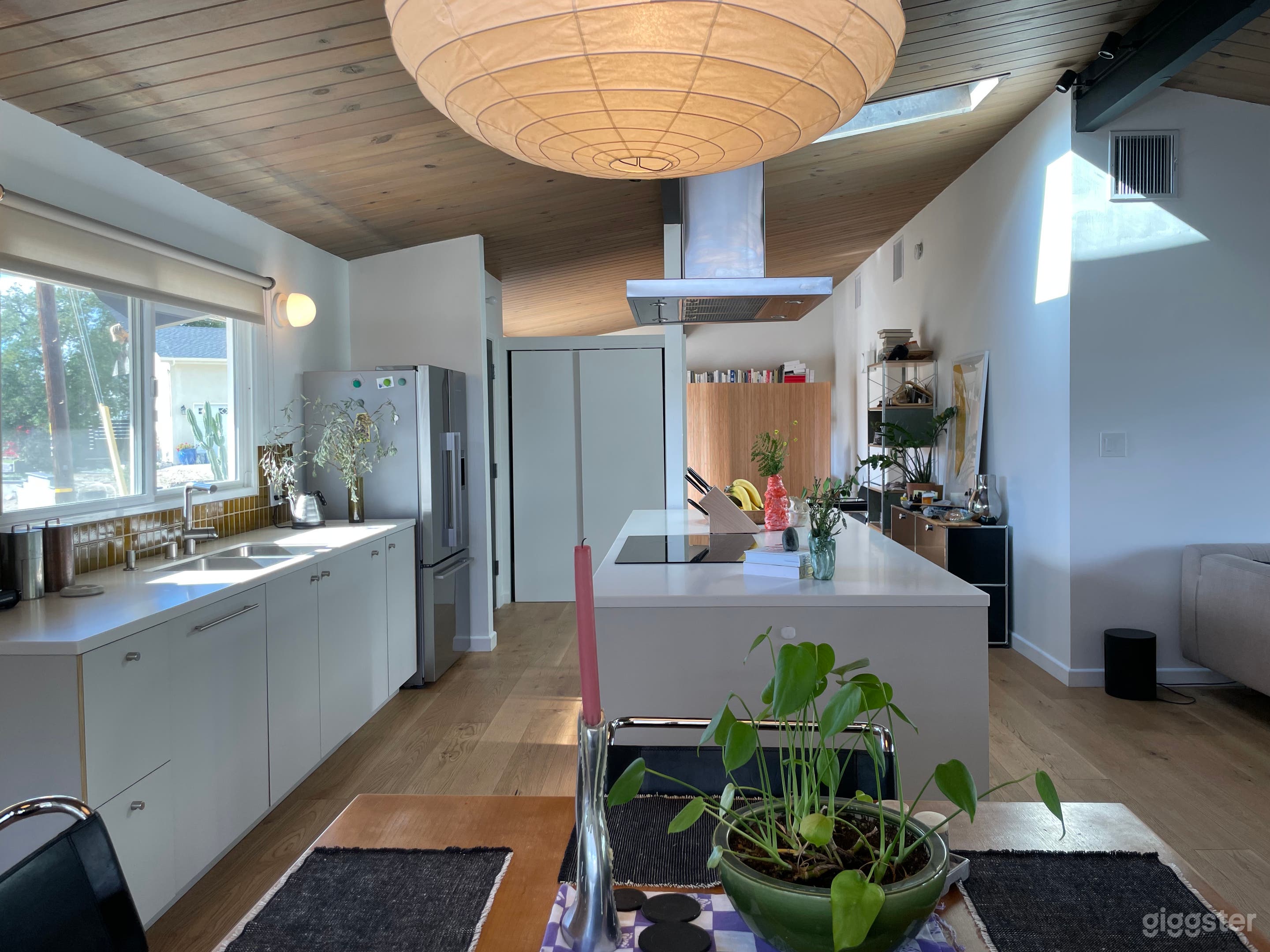 Warm, Light-Filled Mid Century Modern Kitchen Photo 3