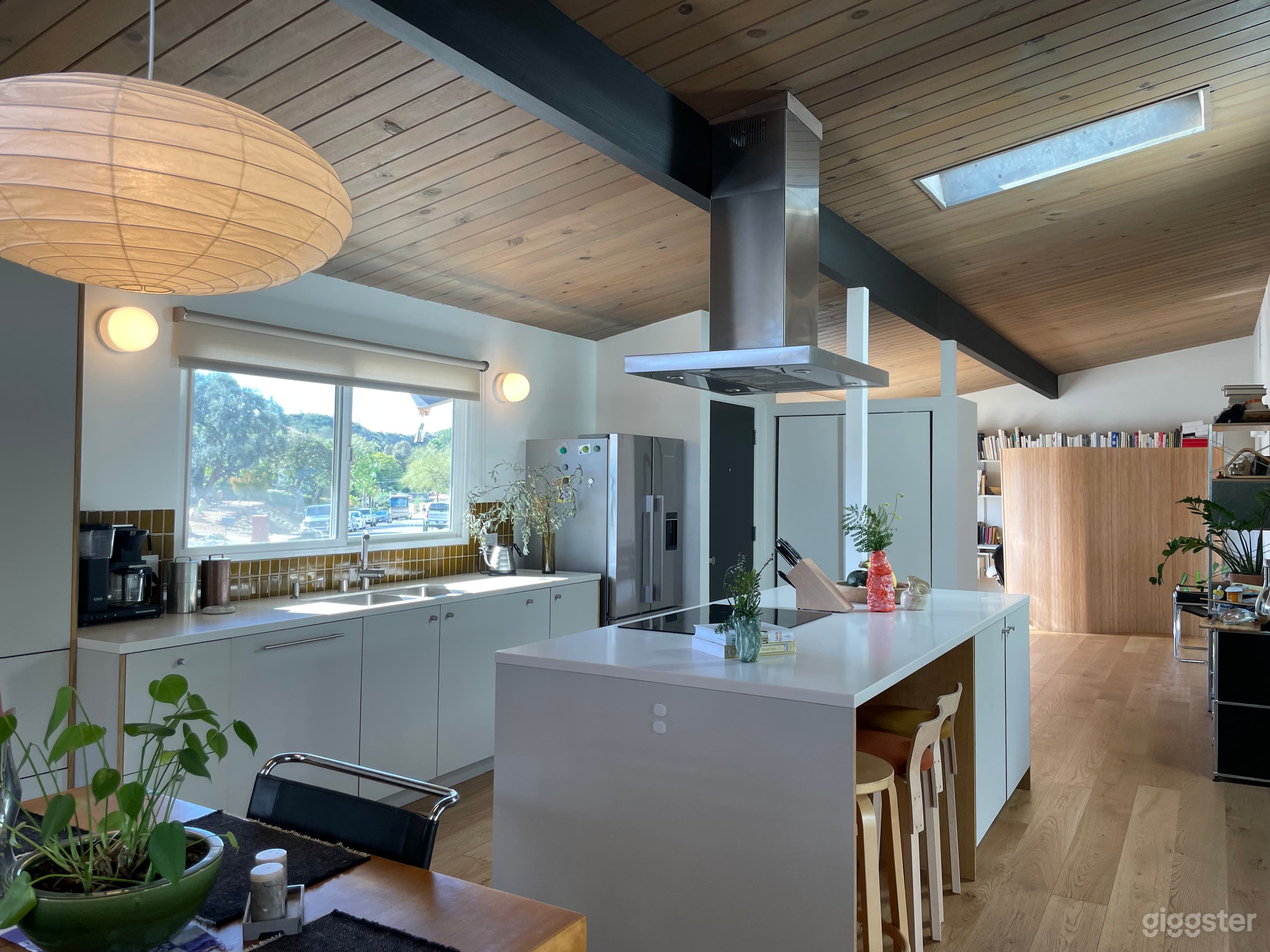 Warm, Light-Filled Mid Century Modern Kitchen Photo 2