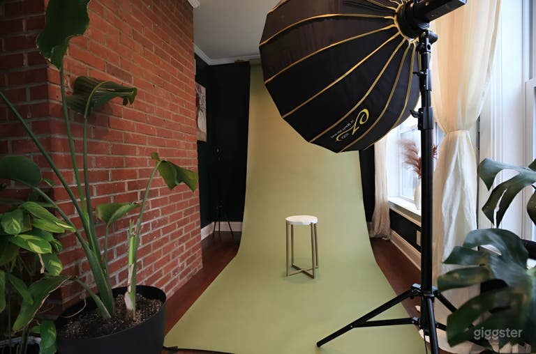  Sun-Filled Photography Studio with Wraparound Windows 