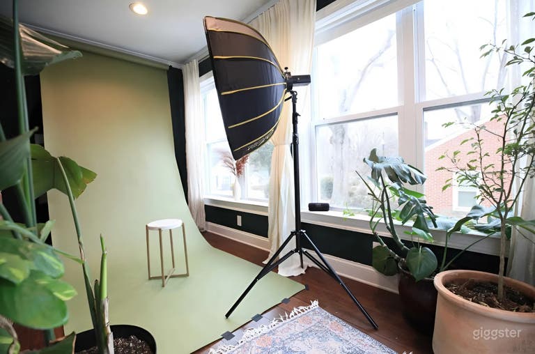  Sun-Filled Photography Studio with Wraparound Windows 
