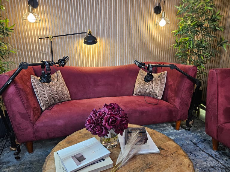  Studio de podcast élégant avec salons en velours luxueux 