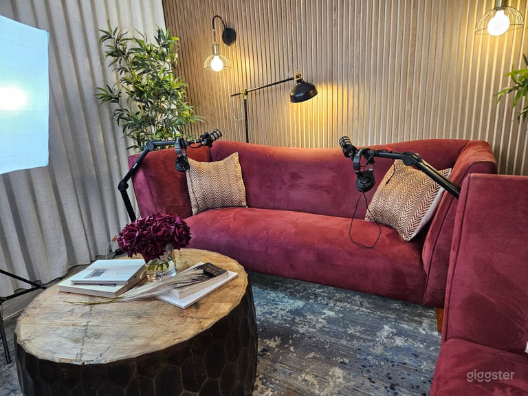  Studio de podcast élégant avec salons en velours luxueux 