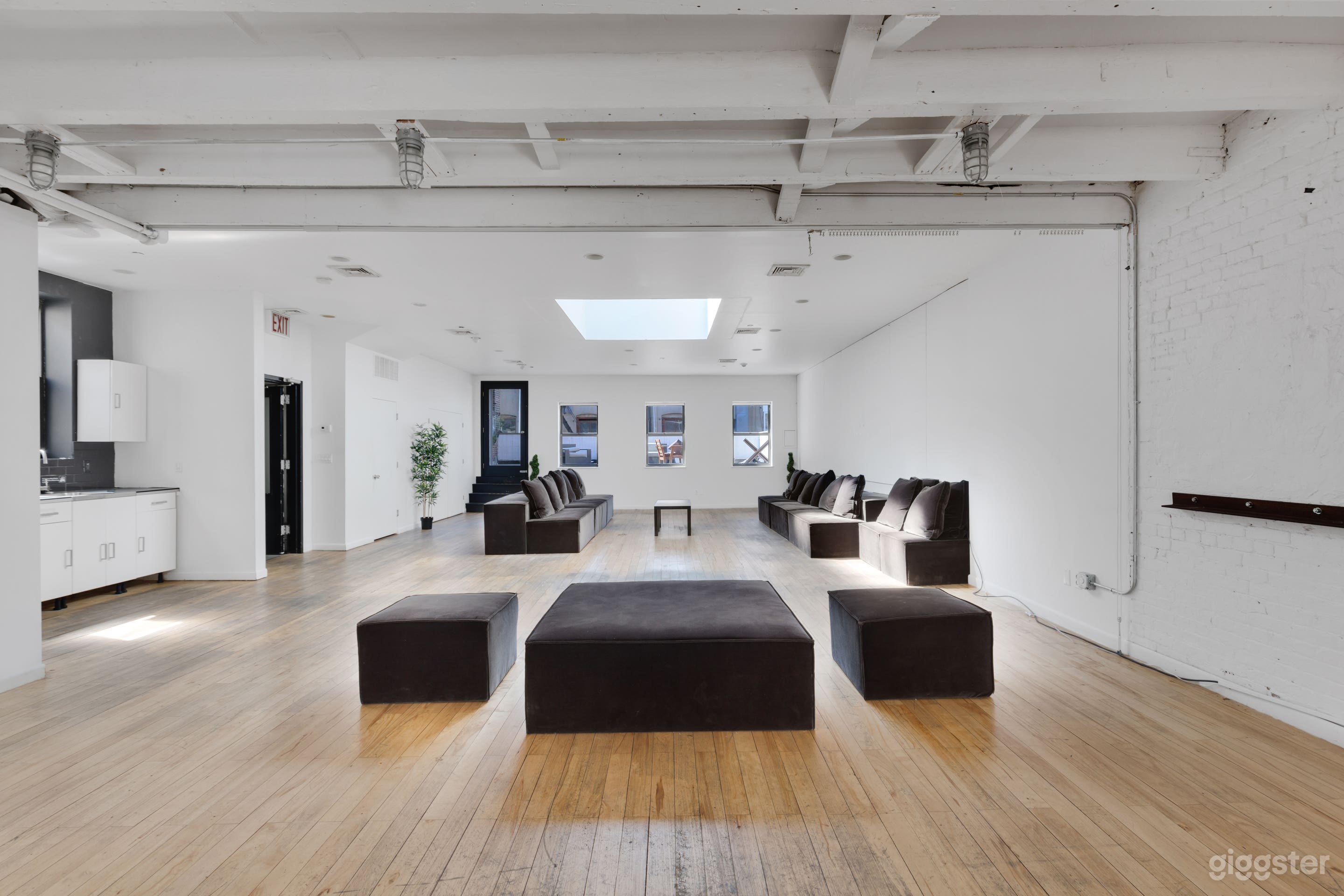 Sun-drenched Penthouse Loft with Outdoor Terrace Photo 4