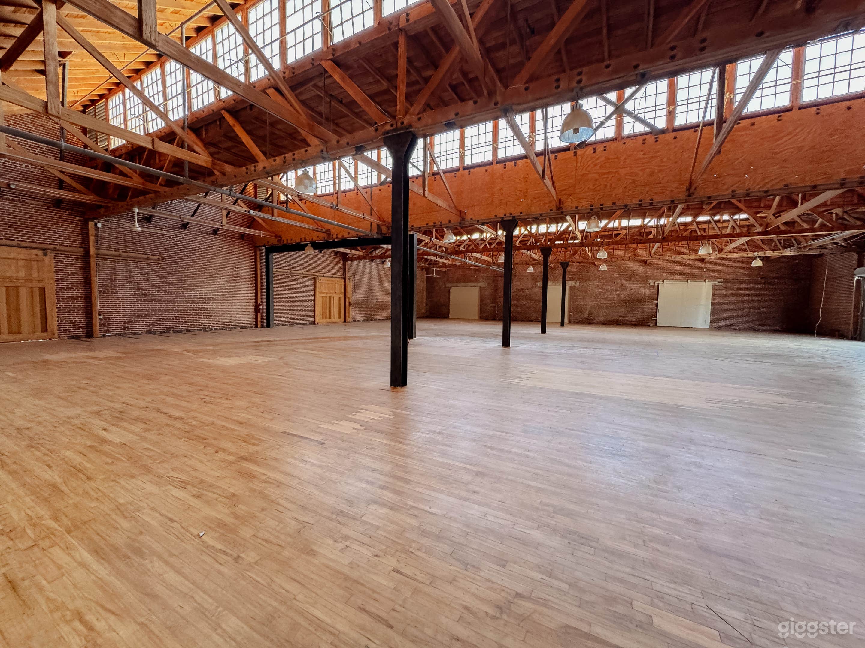 Beautiful Historic brick with High Ceiling &amp; Natural Light Photo 3