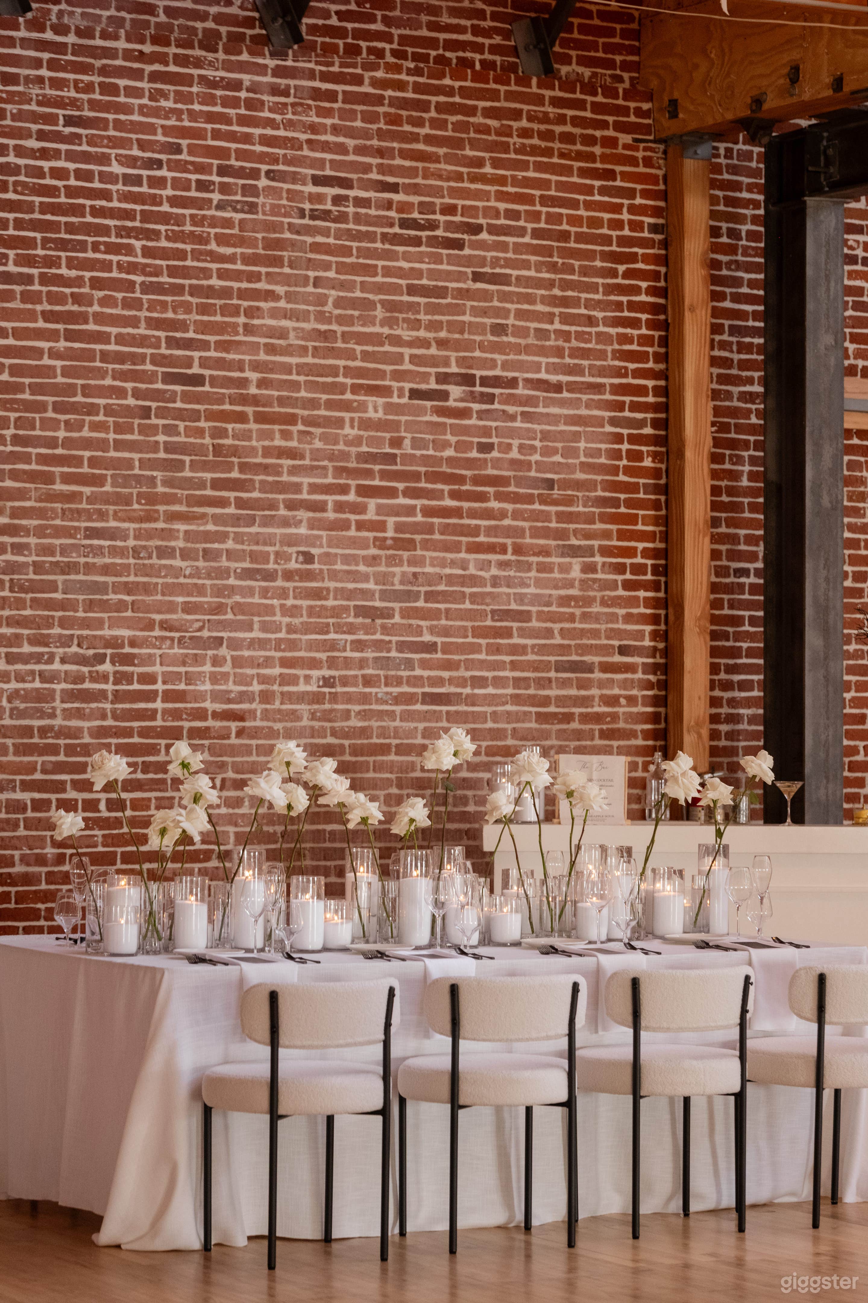 Beautiful Historic brick with High Ceiling &amp; Natural Light Photo 4