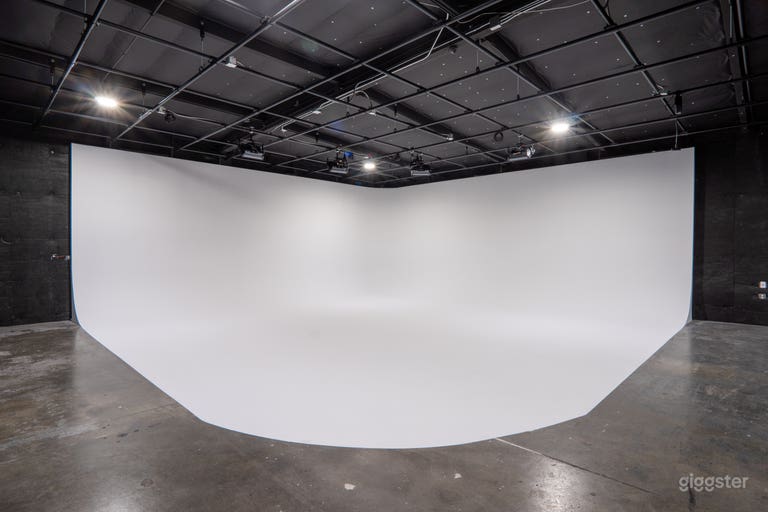  Production Studio with Pre-Lit RGB Cyc and Grid  