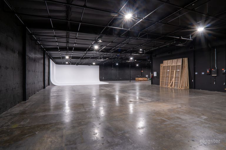  Production Studio with Pre-Lit RGB Cyc and Grid  