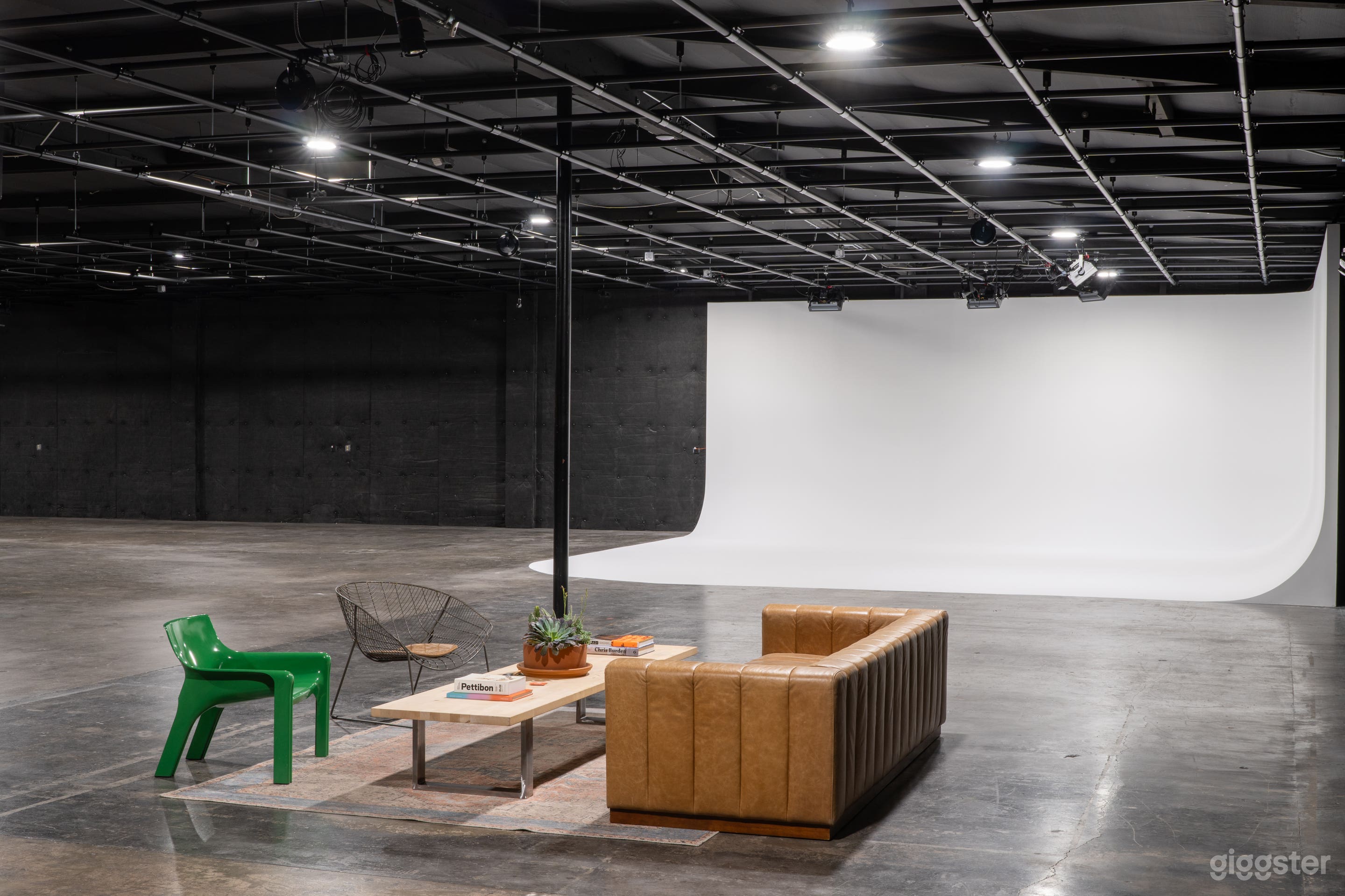 Production Studio with Pre-Lit RGB Cyc and Grid  Photo 2