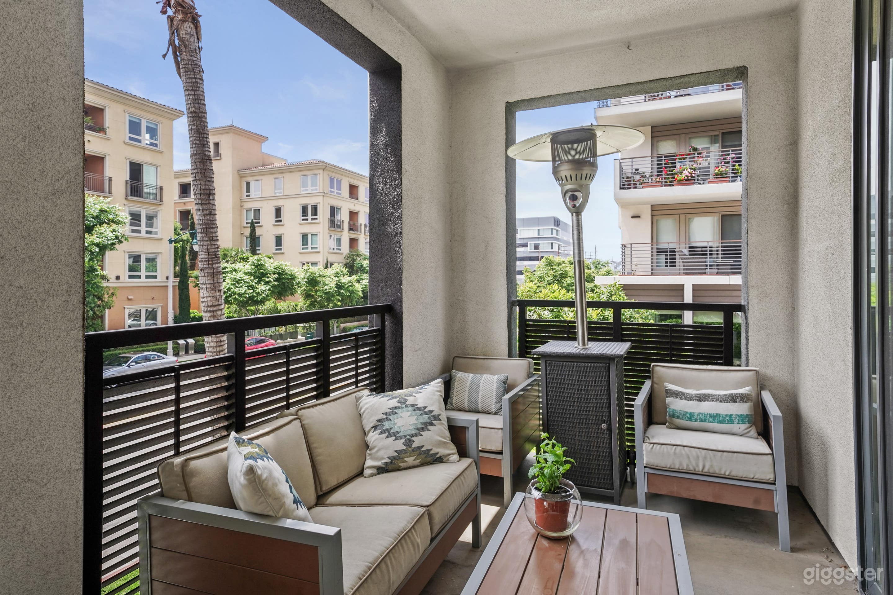 Contemporary Condo in the heart of Silicon Beach Photo 4