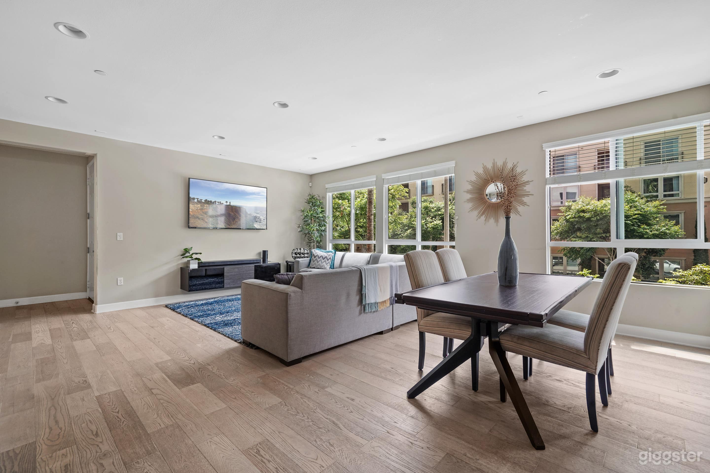 Contemporary Condo in the heart of Silicon Beach Photo 1