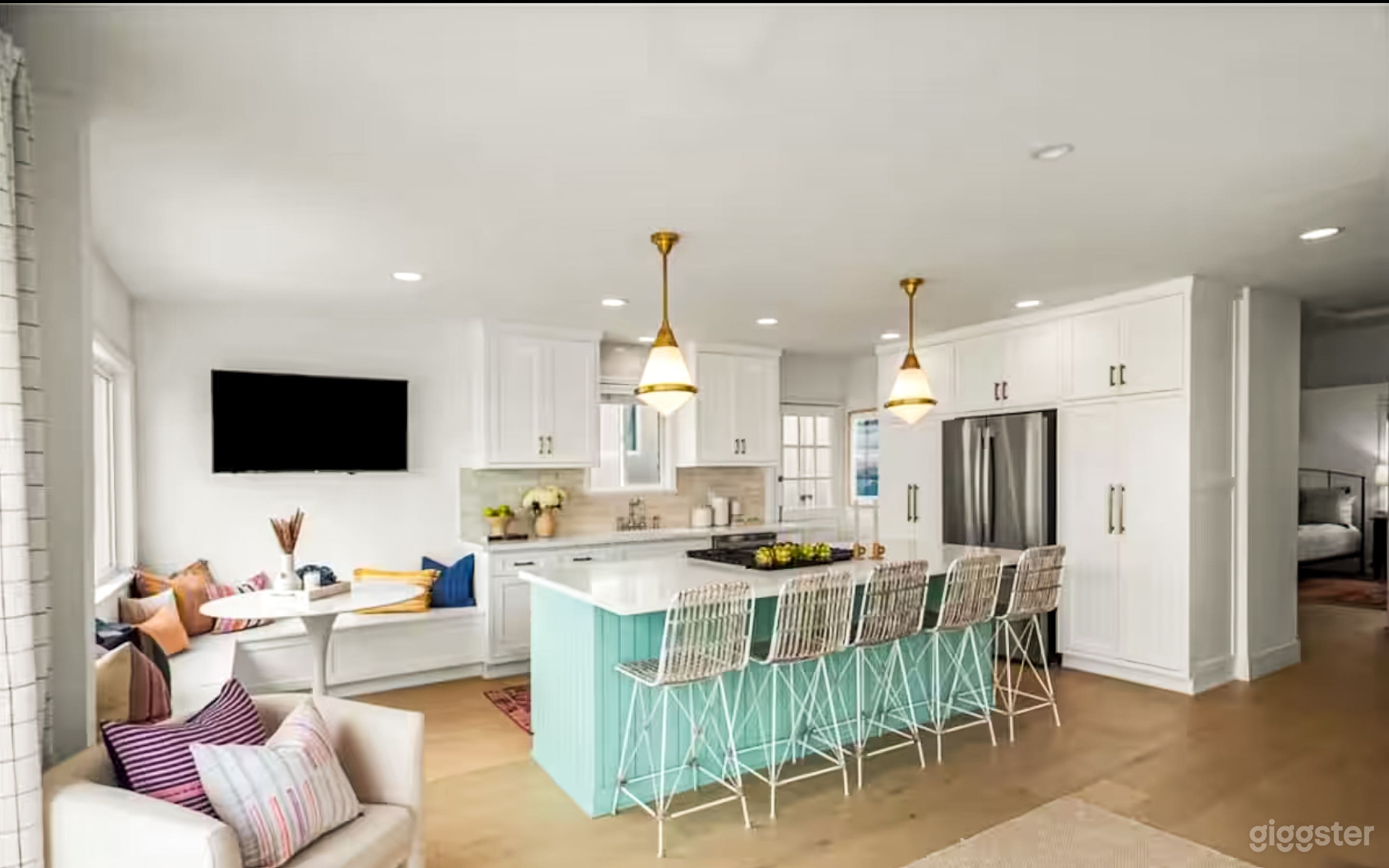 Elegant Modern Home with Expansive Layout & Natural Light Photo 1