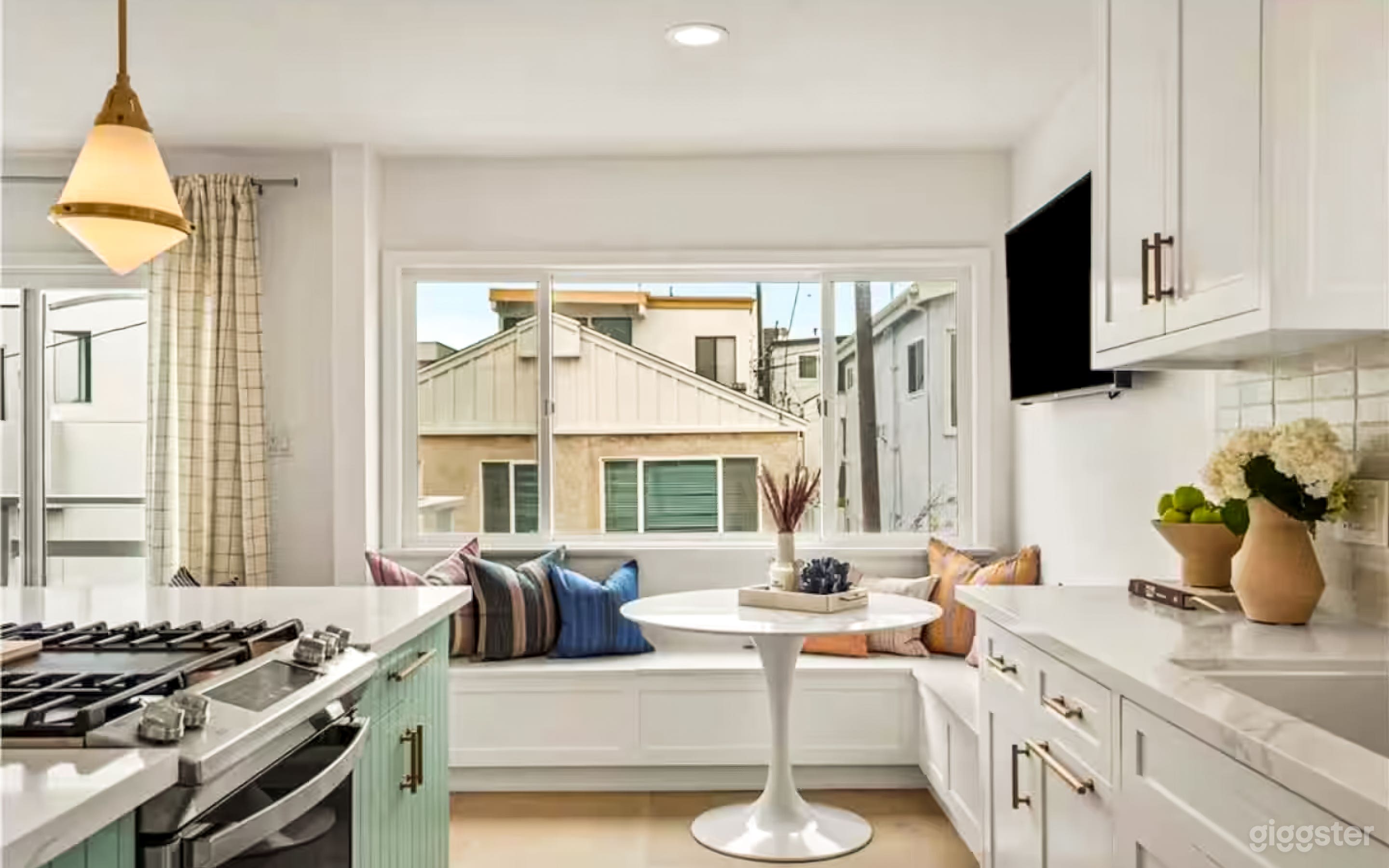 Elegant Modern Home with Expansive Layout & Natural Light Photo 4