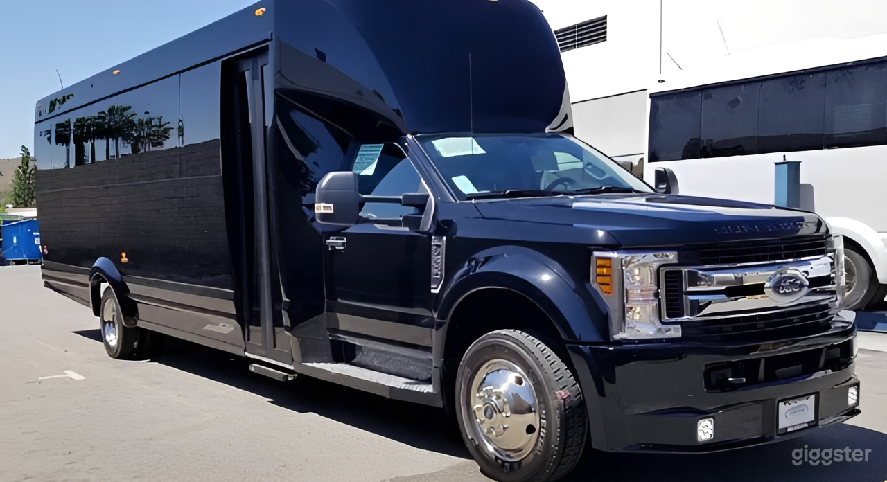 Executive Corporate Charter Coach for 31 Guests Photo 3