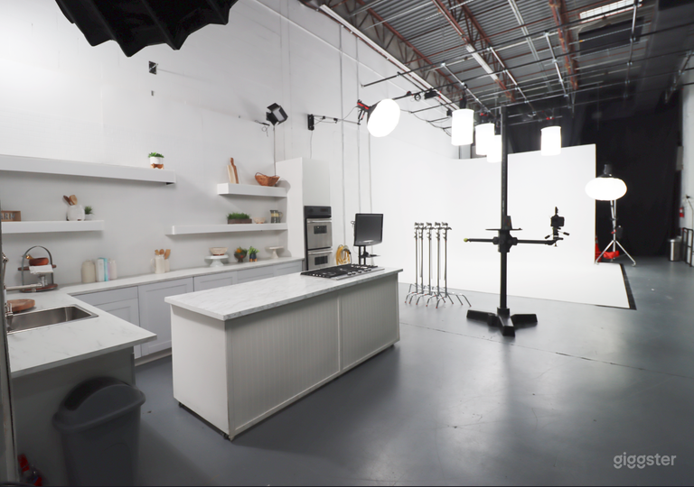  Photo/Video Studio Fully Equipped Set/Prep kitchen 
