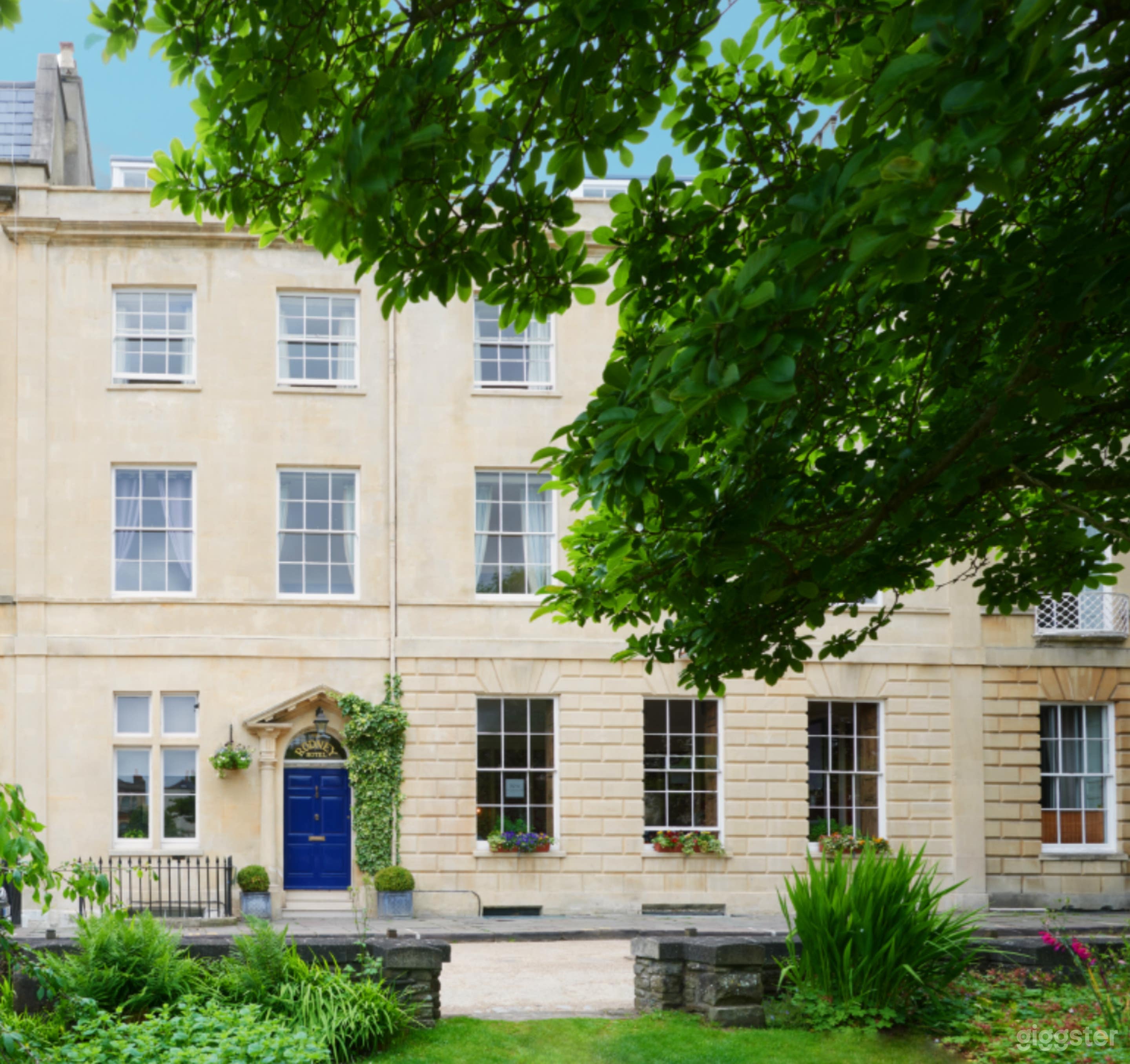 Modern 3-star hotel in a striking Georgian house Photo 1