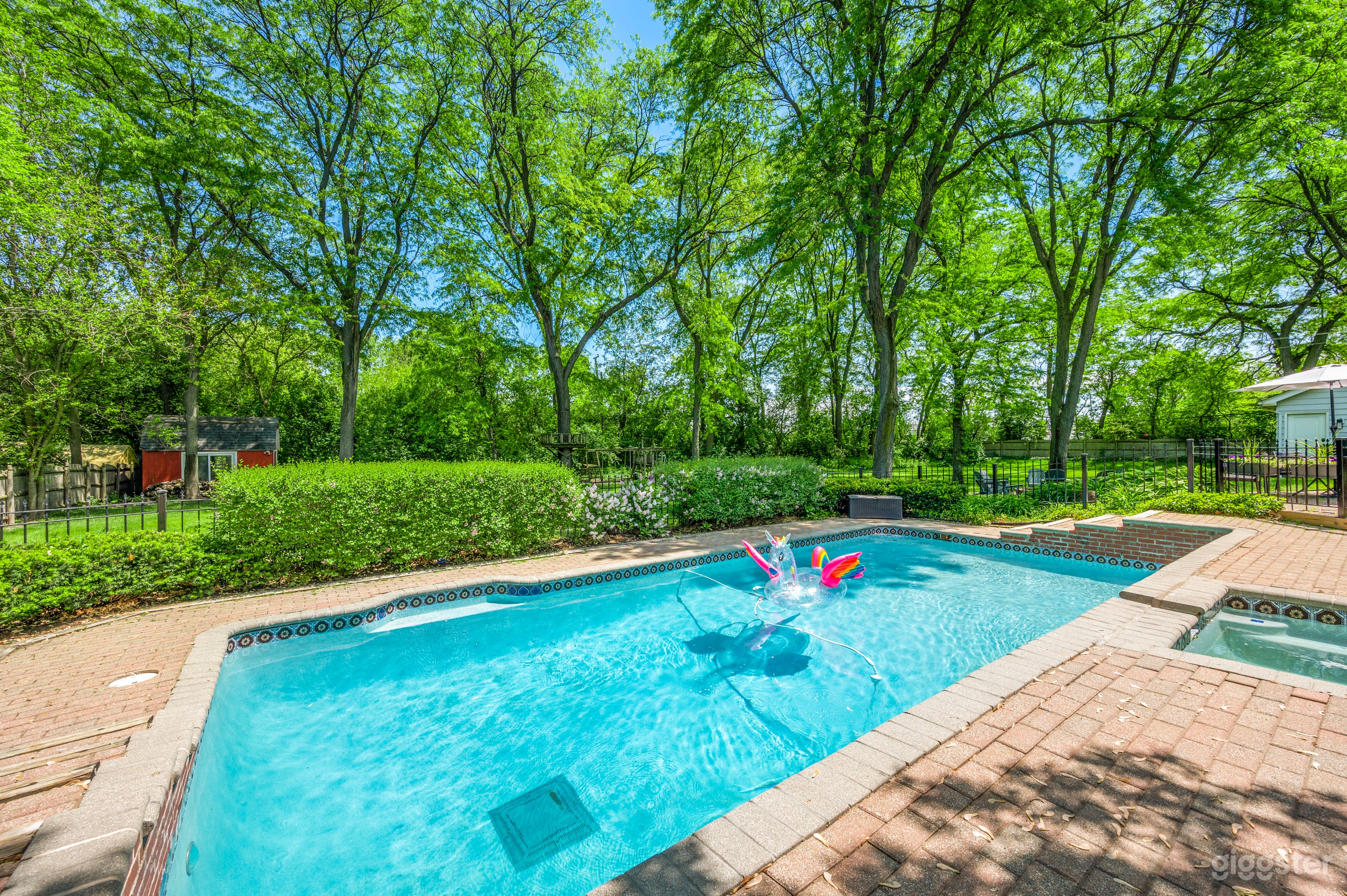 Professionally Designed Modern Luxury Estate w/ Pool Photo 2