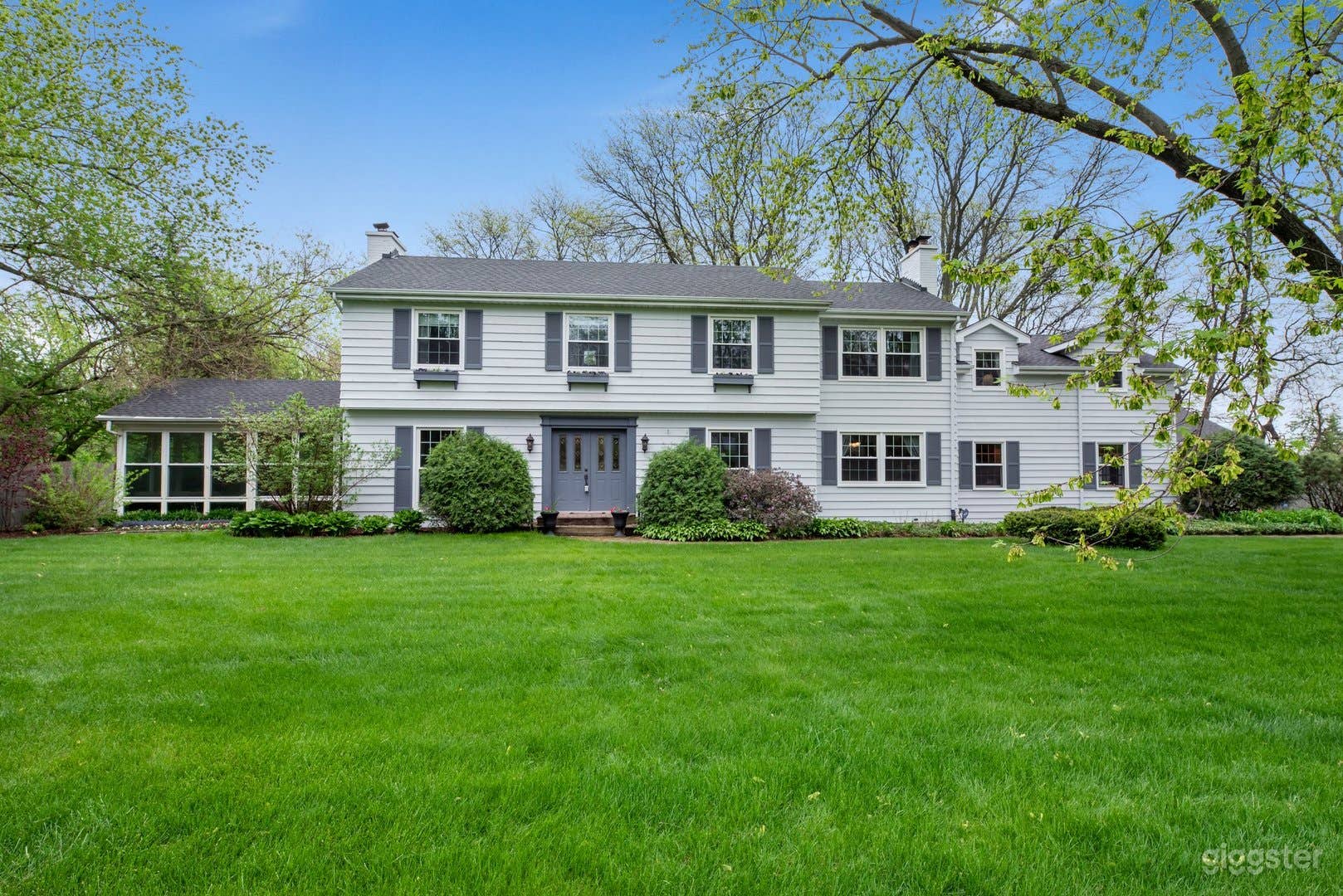 Professionally Designed Modern Luxury Estate w/ Pool Photo 4