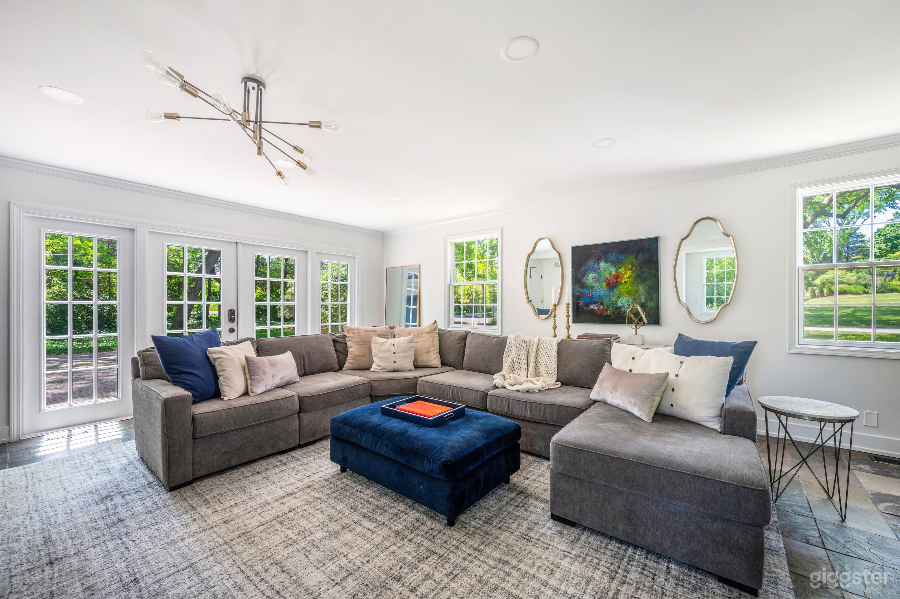 Professionally Designed Modern Luxury Estate w/ Pool Photo 3