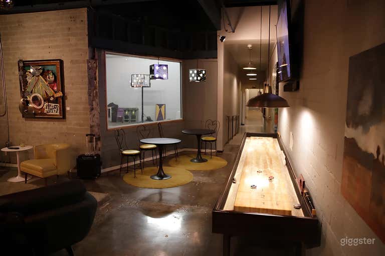  Chic Urban Lounge in Studio 