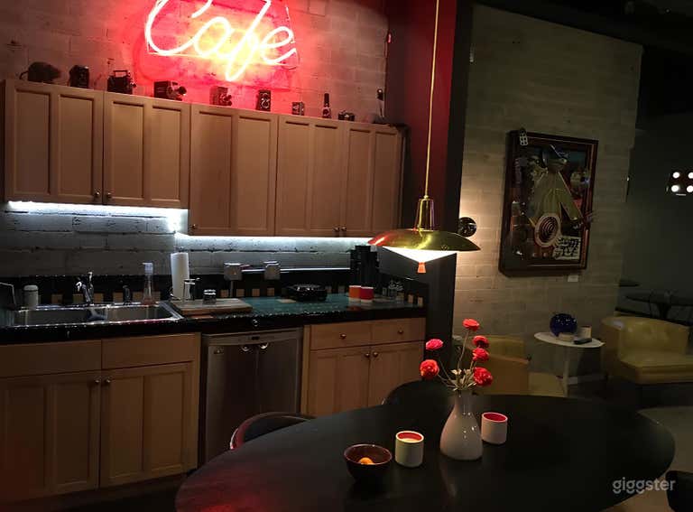  Chic Urban Lounge in Studio 