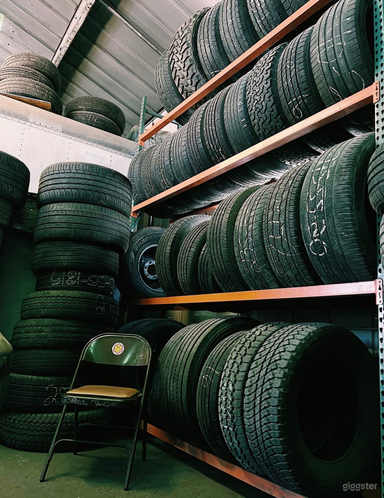 Mechanic shop with graffiti room  Photo 4