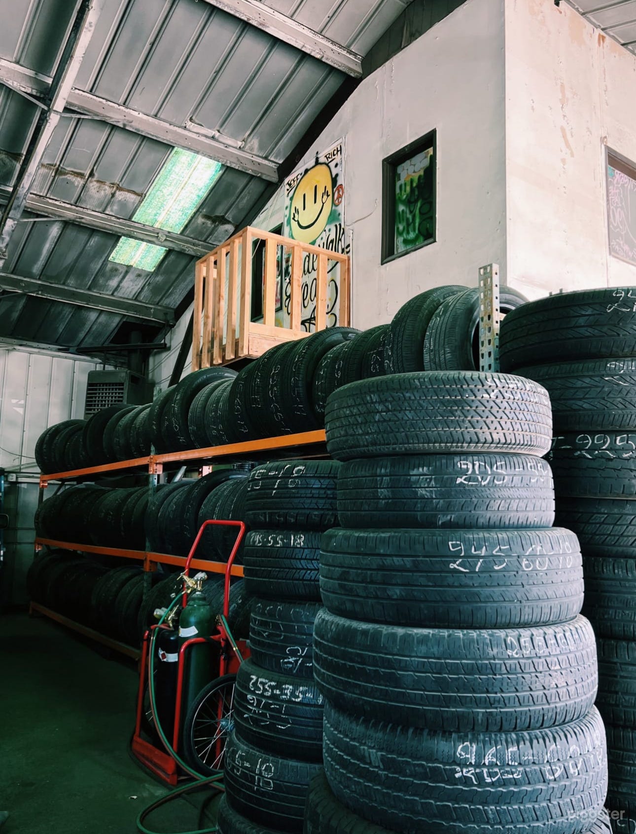 Mechanic shop with graffiti room  Photo 3