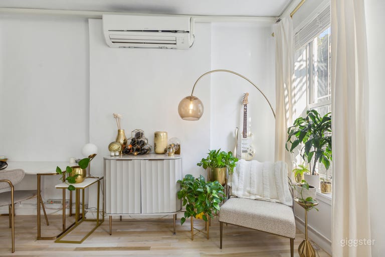  Espacio abierto con gran iluminación, blanco y dorado 