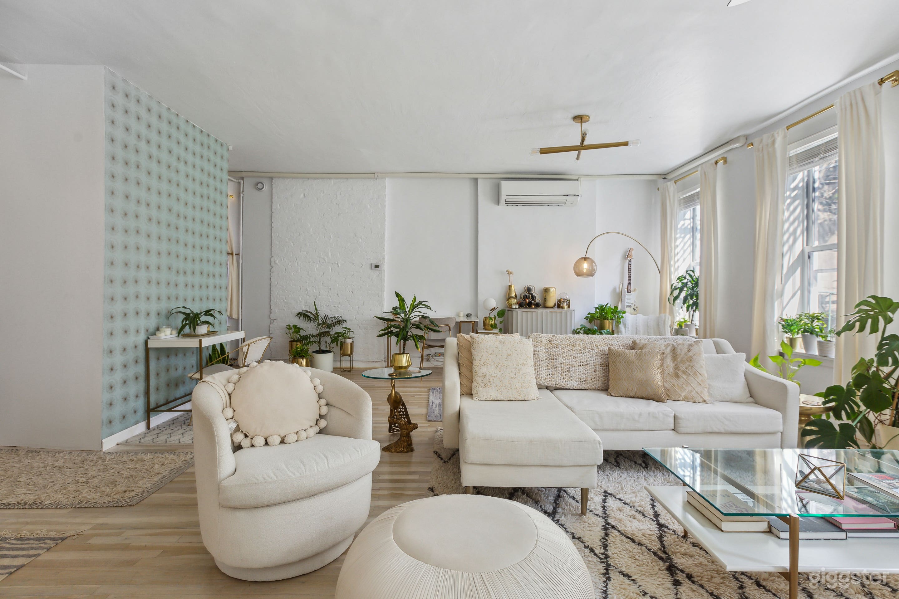 Open Space with Great Lighting, White and Gold  Photo 3