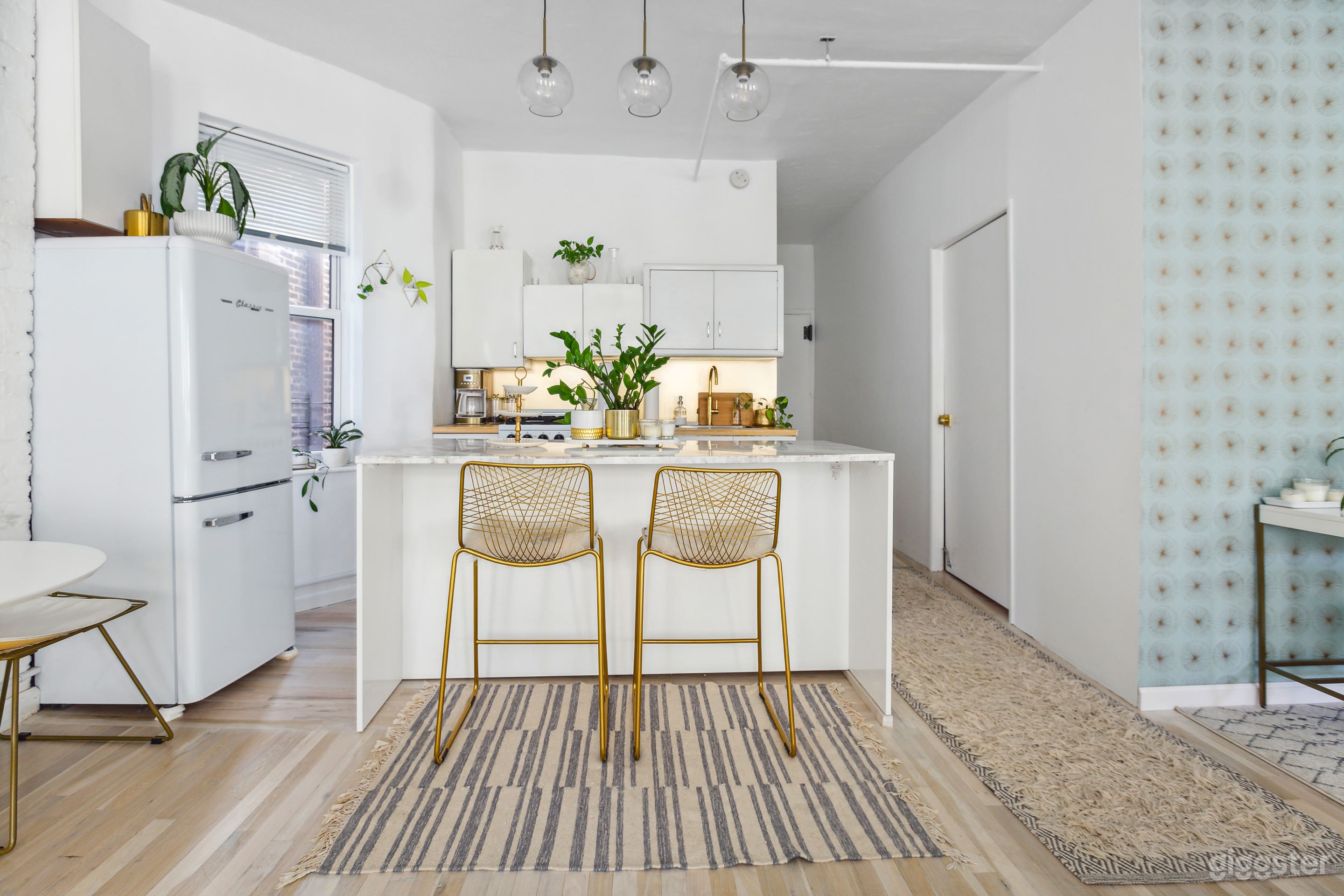 Open Space with Great Lighting, White and Gold  Photo 3