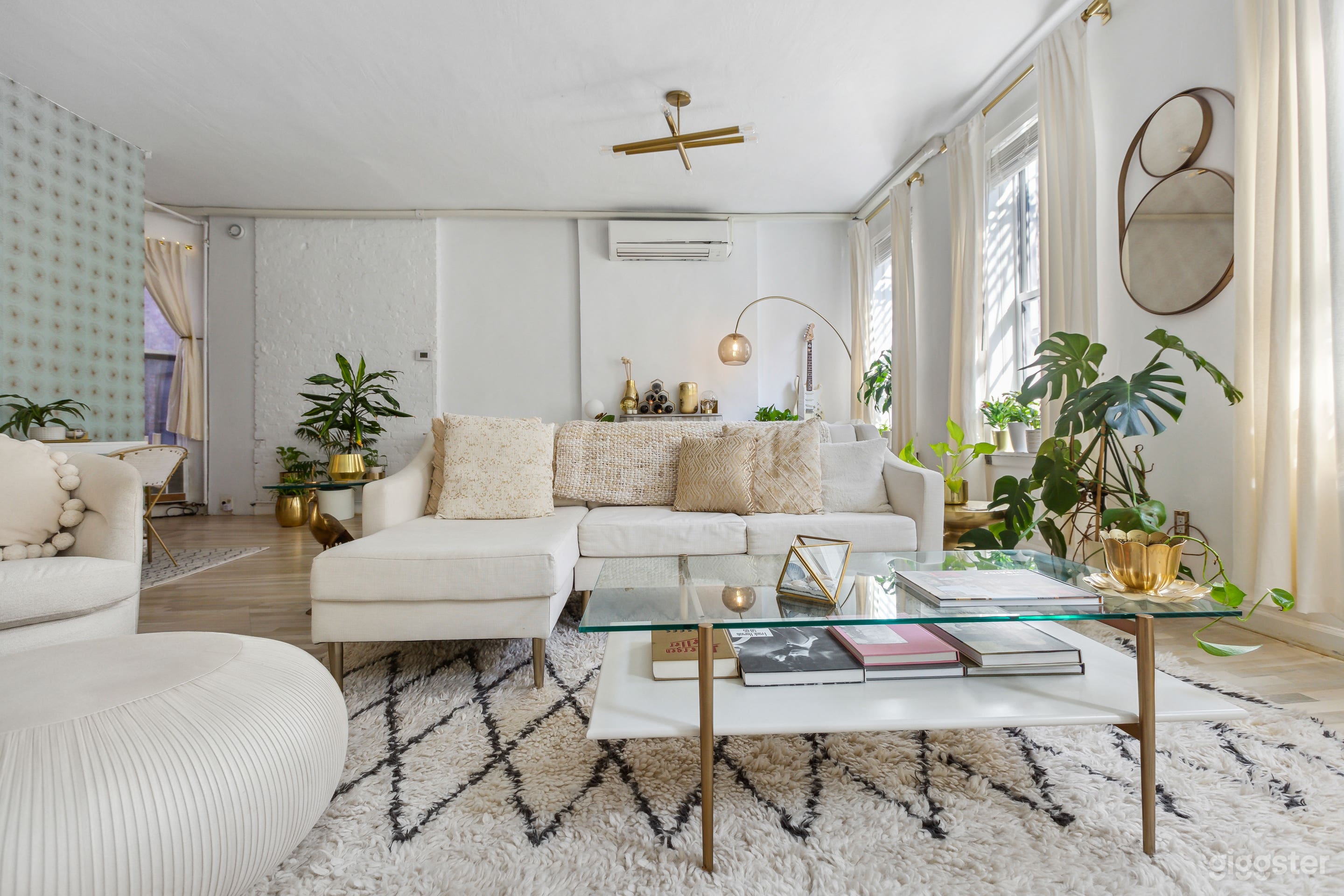 Open Space with Great Lighting, White and Gold  Photo 4