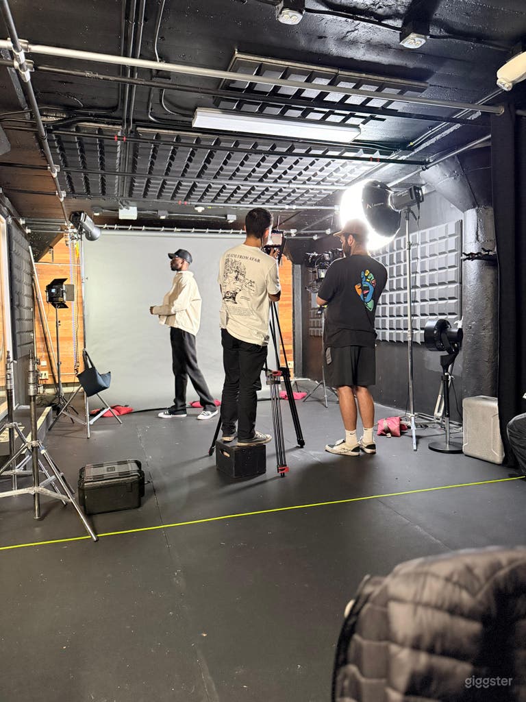  Photography Studio – Vanity, Backdrops & Lighting Grid 