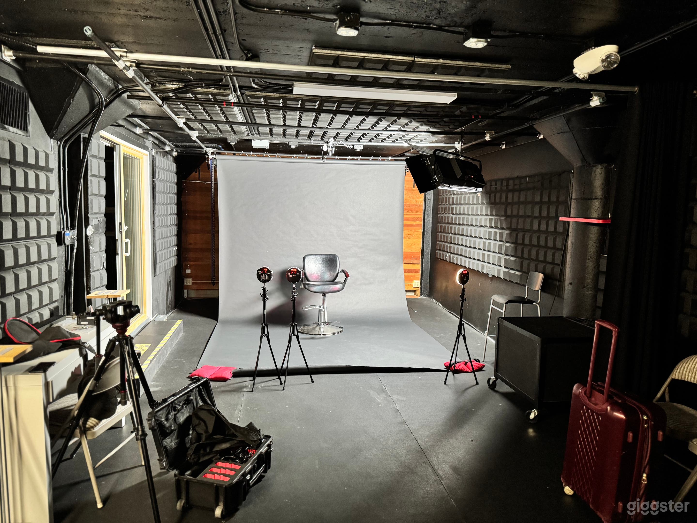 Photography Studio – Vanity, Backdrops &amp; Lighting Grid Photo 2