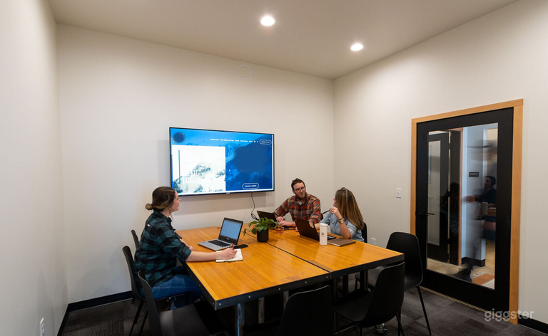  Large Conference Room in Mountain Setting 