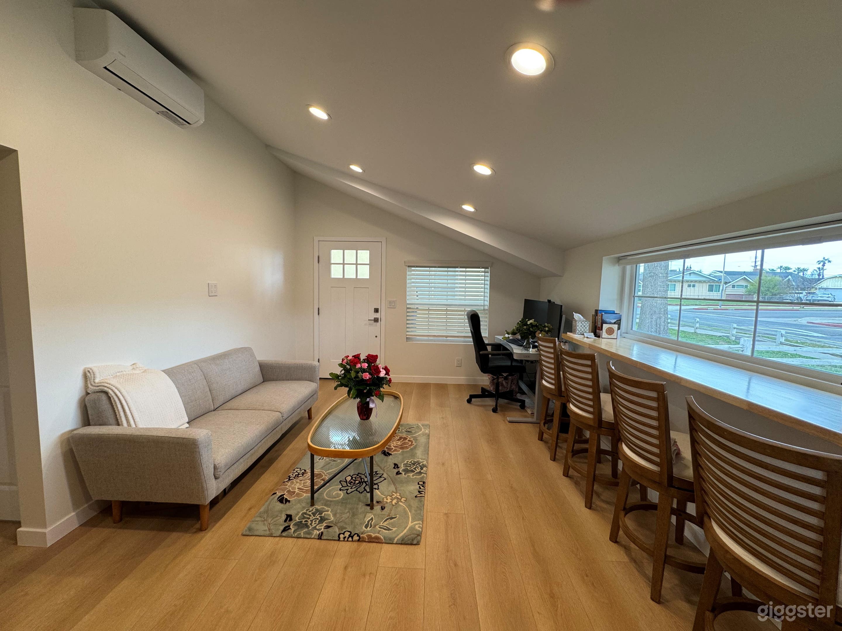 Sun-Drenched & Modern Studio Apt Photo 2