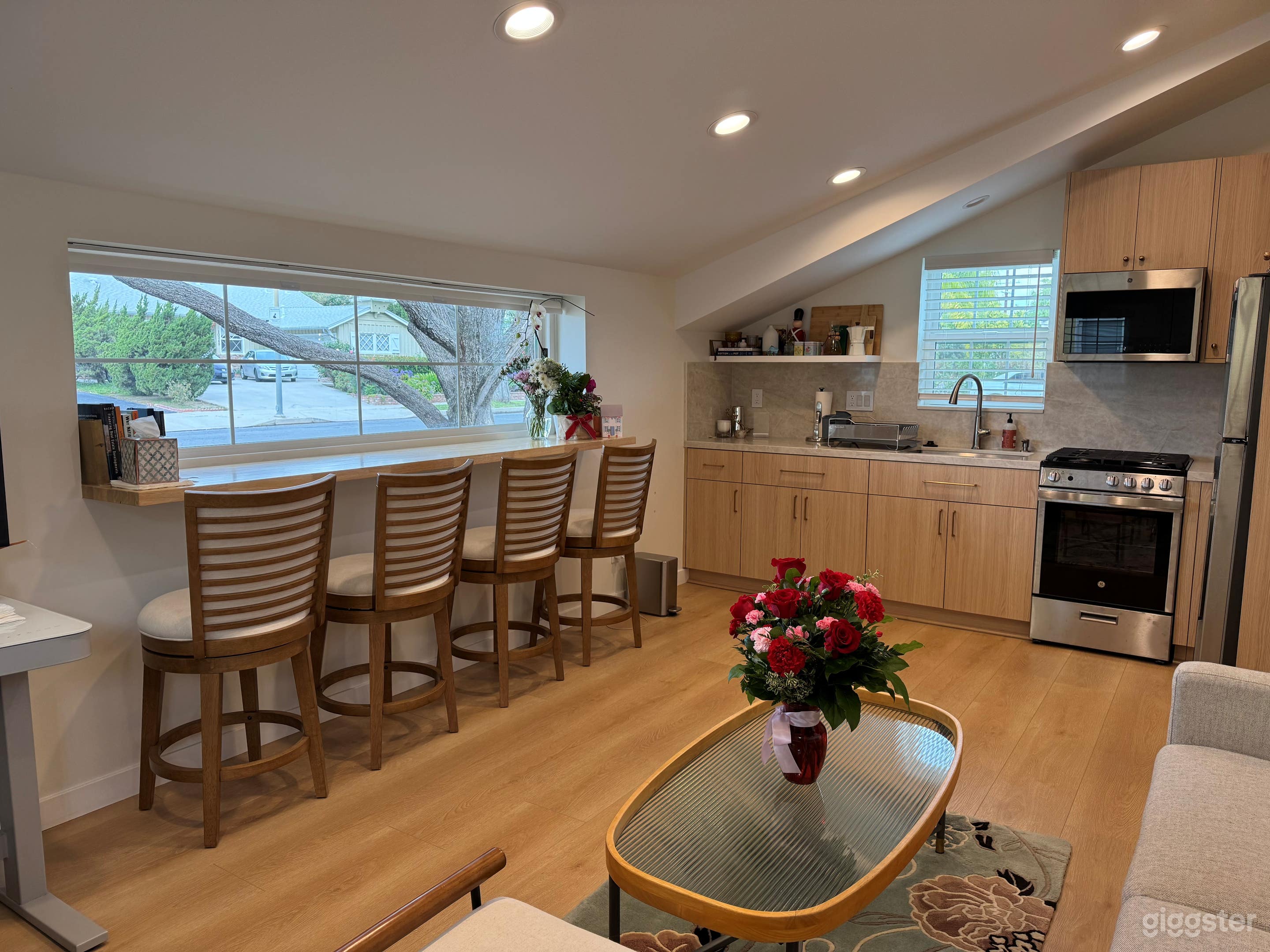 Sun-Drenched & Modern Studio Apt Photo 3